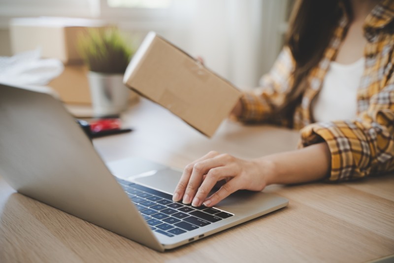 colet pentru retur si clienta la laptop